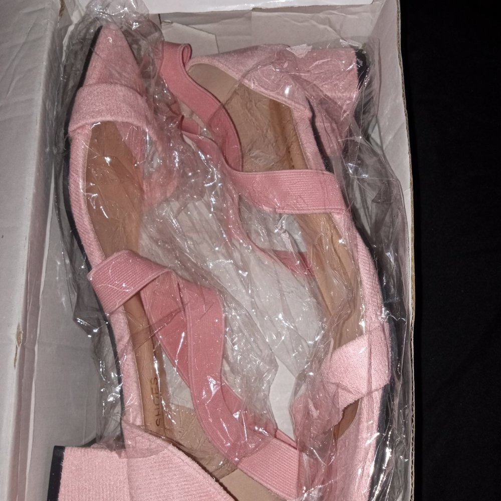 Brand New Never Worn Pink Women 👠 Flats In Size 9.5 For $40